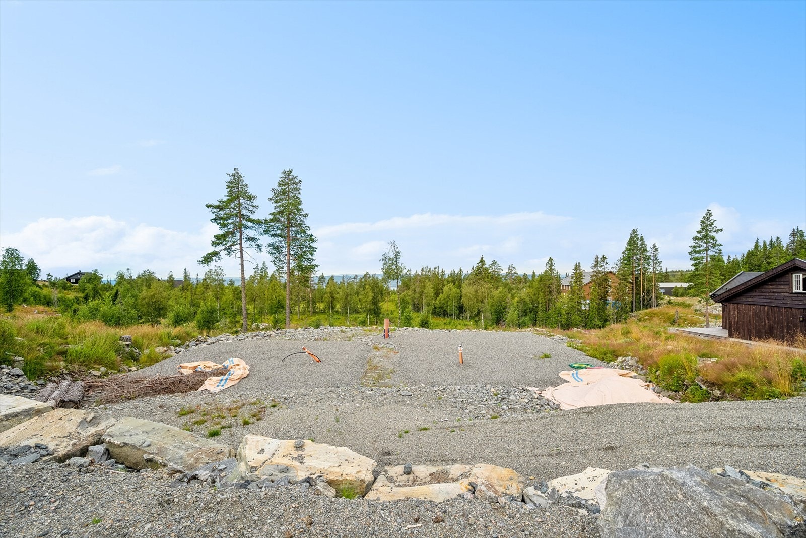 Laget til bilveg og støttemur i naturstein ned til tomta. Galleribilde