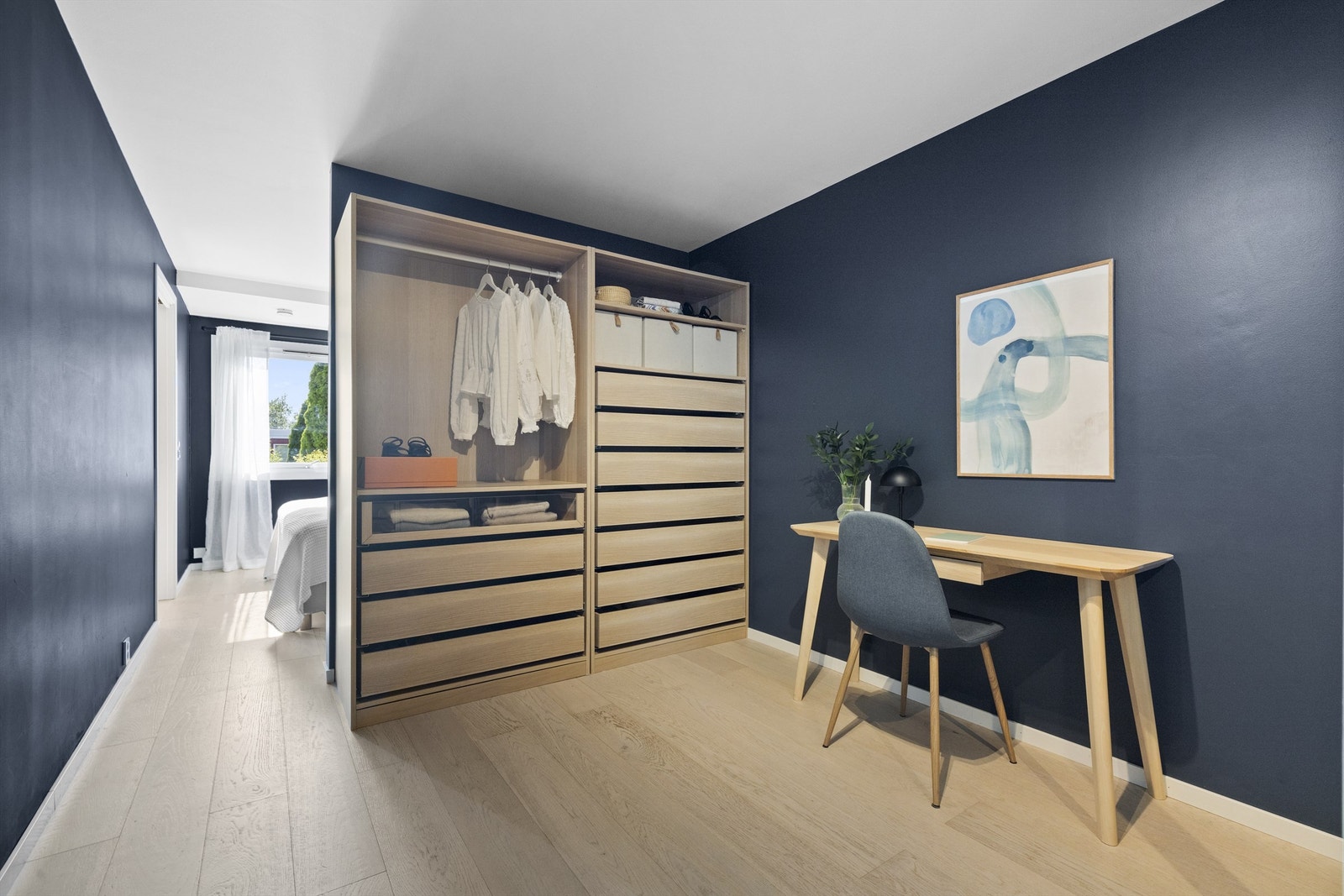 Garderobe/kontor tilknyttet soverommet. Dette egner seg også fint som et barnerom eller gjesterom Galleribilde