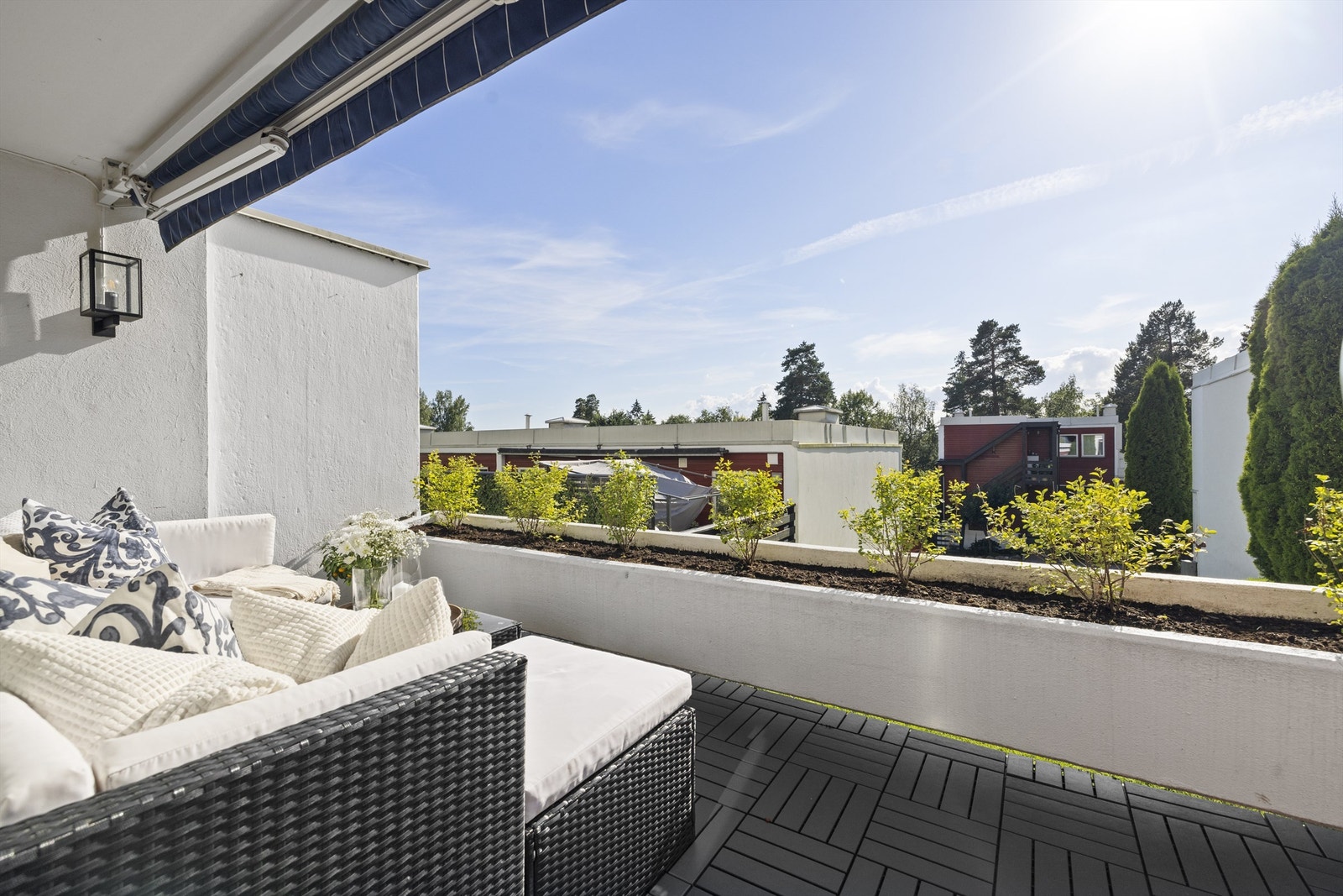 Leiligheten har en fantastisk sydvestvendt terrasse med strålende solforhold Galleribilde