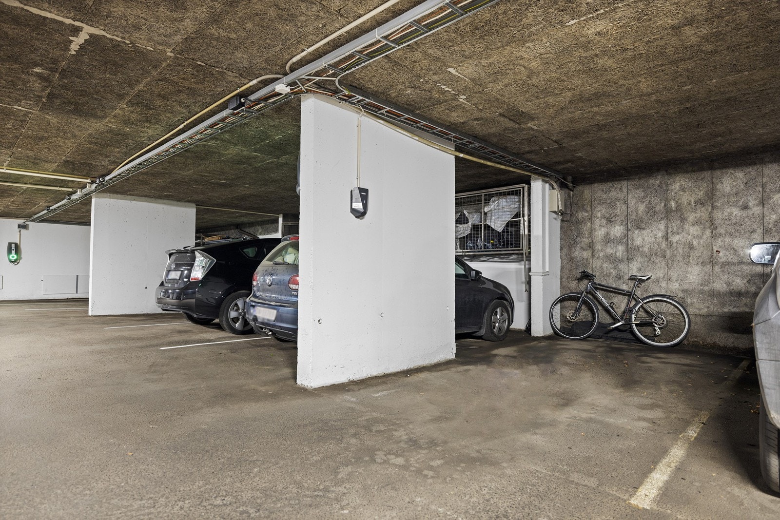 Leiligheten disponerer en parkeringsplass med el-bil lader i felles garasjeanlegg Galleribilde