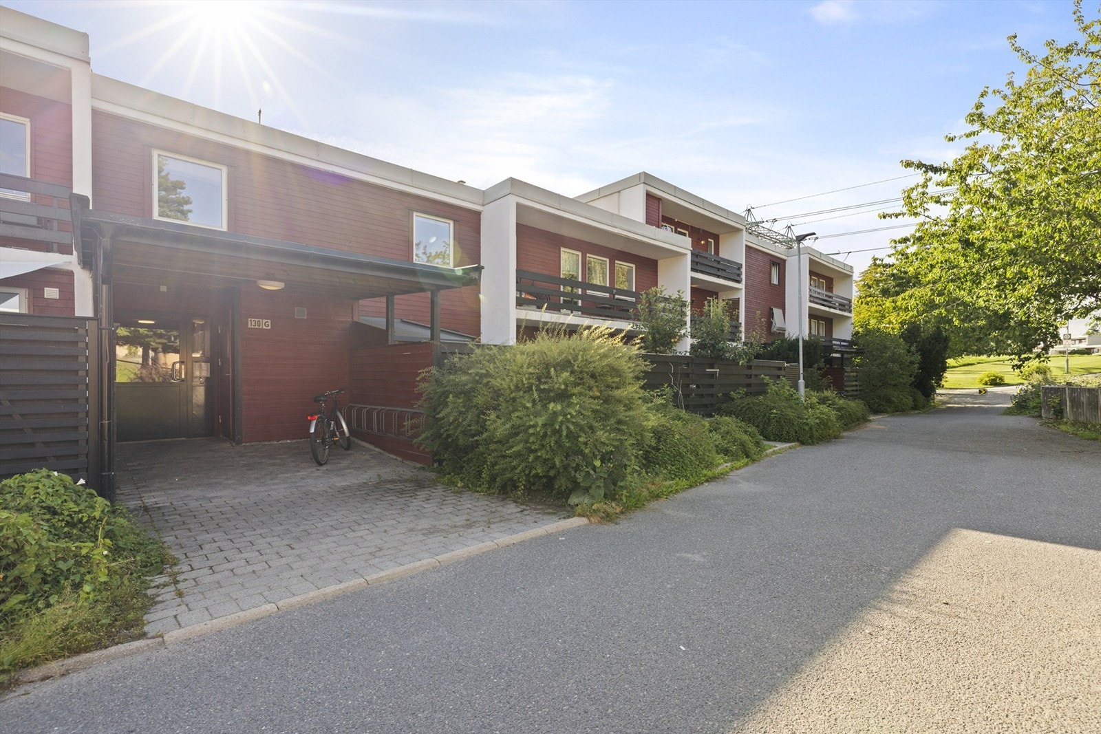Lysejordet ligger i et populært og stille boområde mellom Røa og Lilleaker, med kort vei til offentlig kommunikasjon Galleribilde