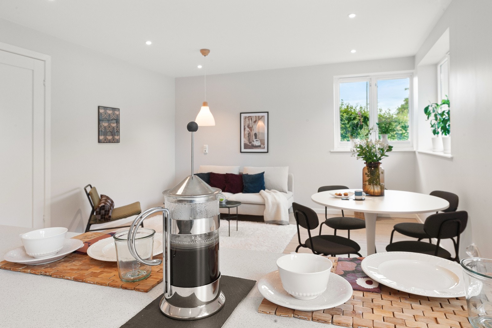 Her kommer kjøper til "duk og dekket bord". Her er det alt klart for innflytning. Et ekstra pluss er det at betales kun ca. 550,- i felleskostnader i måneden. Galleribilde