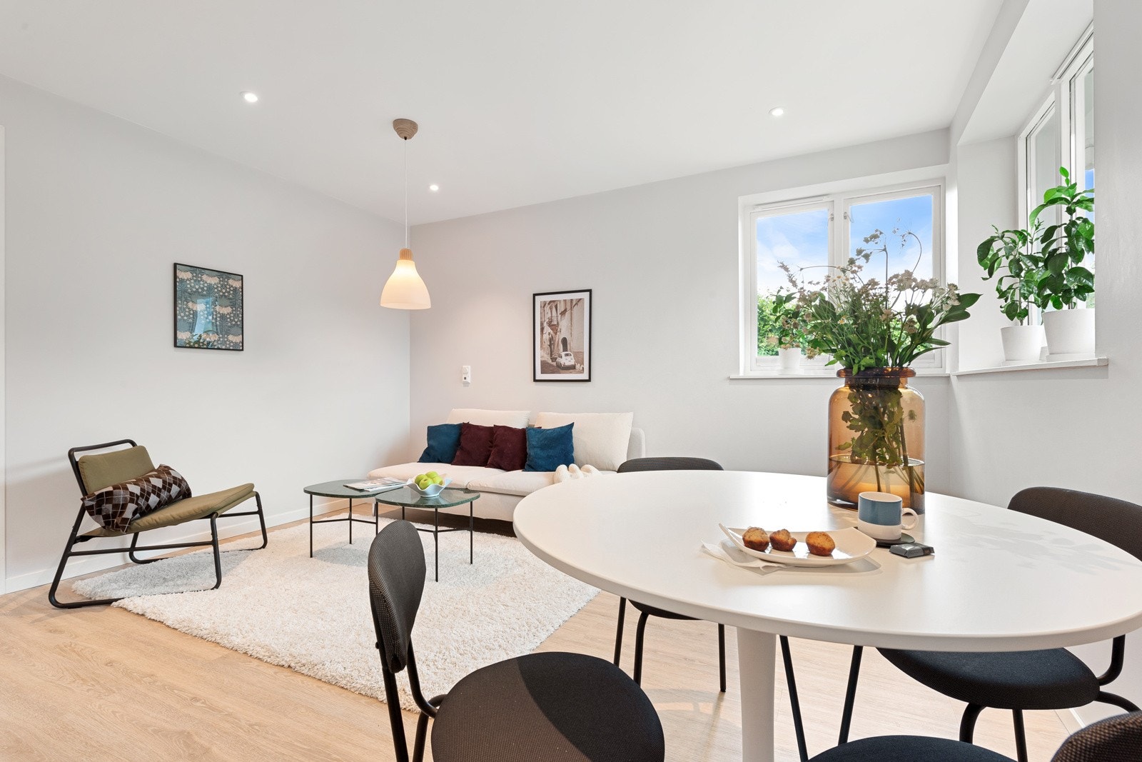 God plass til spisebord med plass til flere gjester. Galleribilde