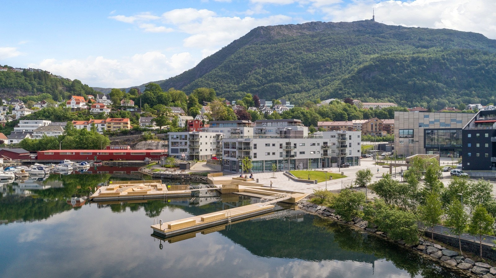 Kun få minutter til Møllendal hvor det er bybanestopp, badebrygger, to butikker (søndagsåpne) og kafé. Galleribilde