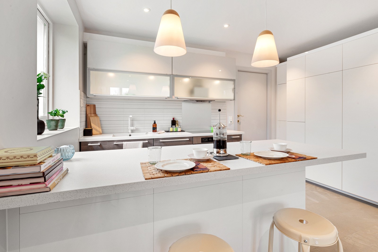 Oppvaskmaskin, platetopp, micro og stekeovn følger med. Galleribilde