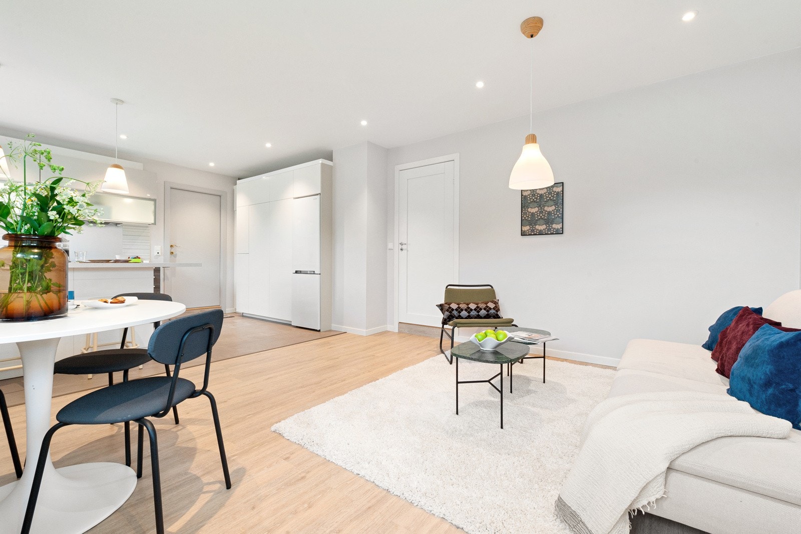 Leiligheten er malt i lyse fine farger og det er lekker integrert belysning i taket. Galleribilde