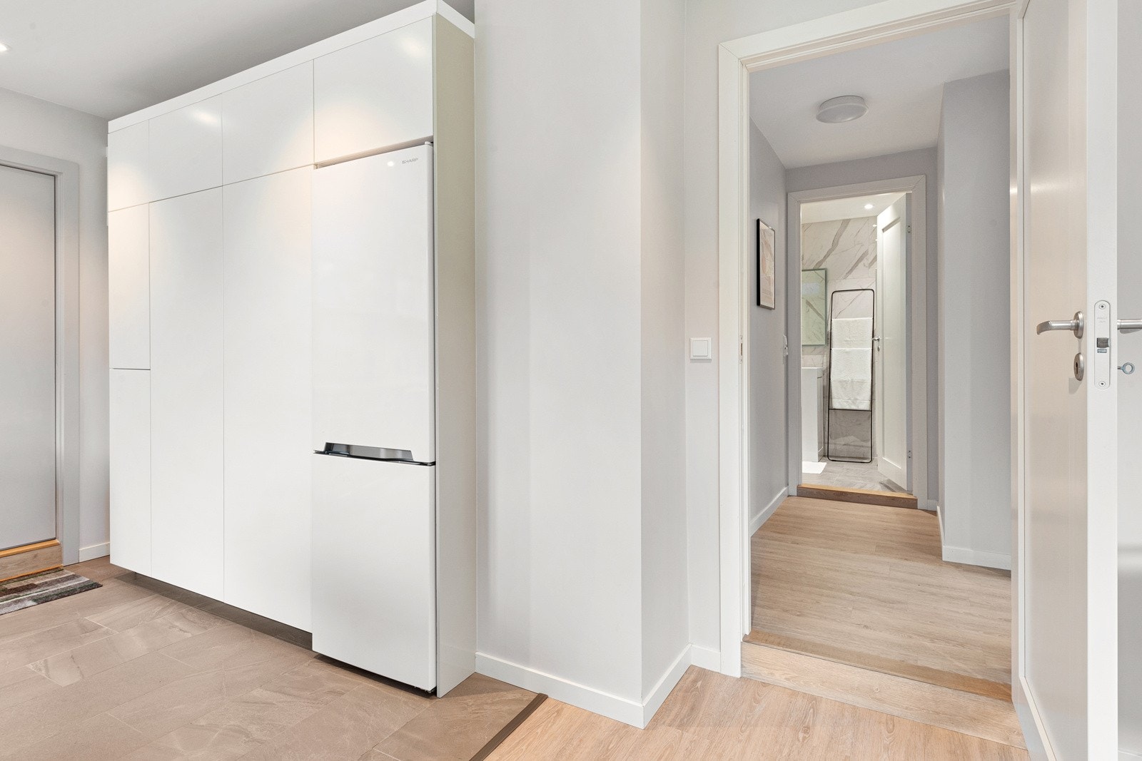 Gangen (inn døren i bildet) forgrener seg til soverom, innvendig bod og bad. Galleribilde