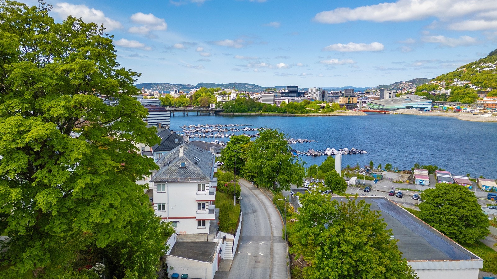 Eiendommen/leiligheten ligger like ved Store Lungegårdsvann. En tar seg raskt til og fra sentrum enten til fots, med sykkel, buss eller bybane. Galleribilde
