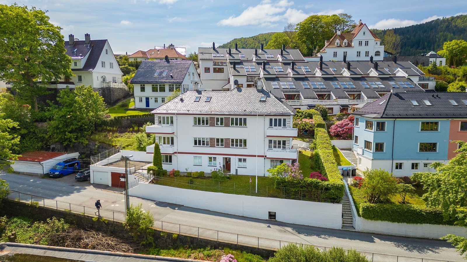 Legg merke til biloppstillingsplassen til venstre i bildet. Denne leiligheten vil ha én biloppstillingsplass på sameiets tomt. Galleribilde