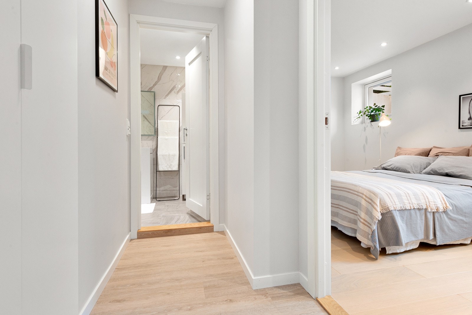 Leiligheten fremstår som veldig fin med en helhet og en "rød tråd" i alle rom. Galleribilde