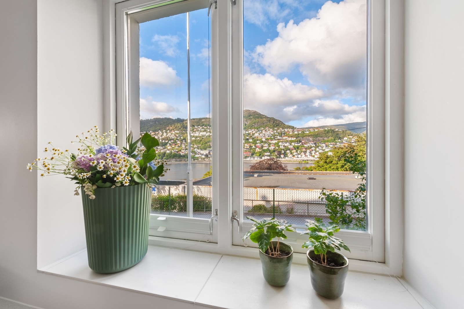 Fra leiligheten er det fin utsikt mot blant annet Fløien, Fjellsiden og Ulriken. Galleribilde