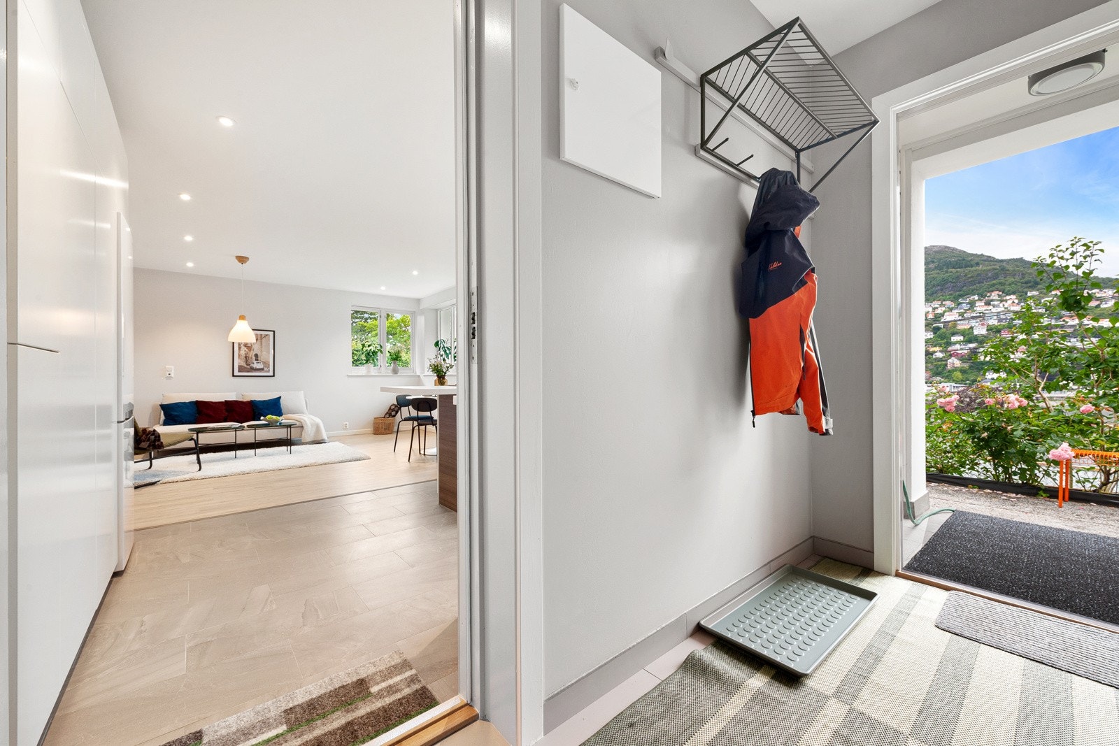 Det er to leiligheter i underetasjen med inngang fra felles gang. Galleribilde