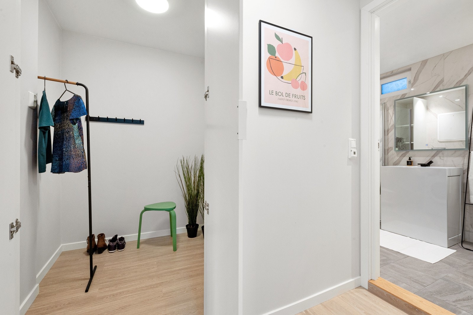 Innvendig bod med plass til klær, støvsuger, vaskeutstyr etc. Galleribilde