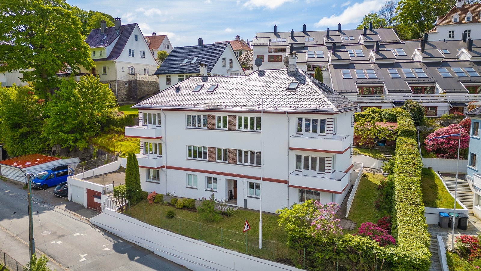 Stor og flott eiendom med svært attraktiv beliggenhet på Kronstad. Her bor man midt mellom Danmarksplass og Møllendal. Galleribilde