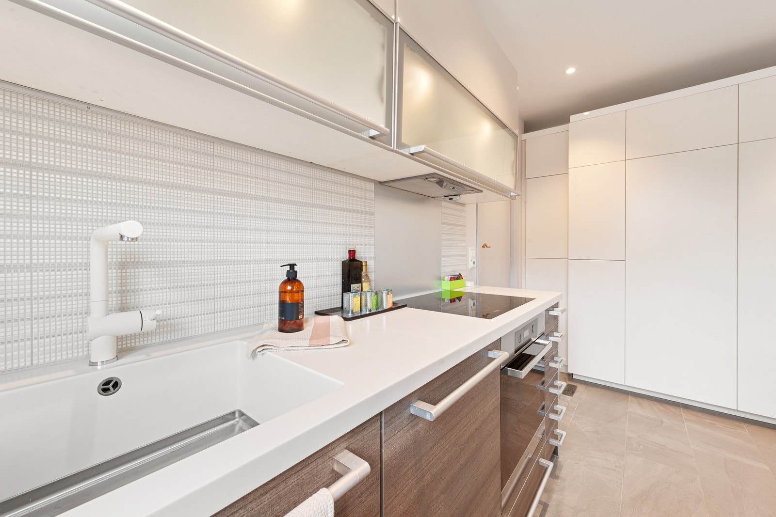 Leiligheten fremstår som svært flott og med mye smart oppbevaringsplass. Galleribilde