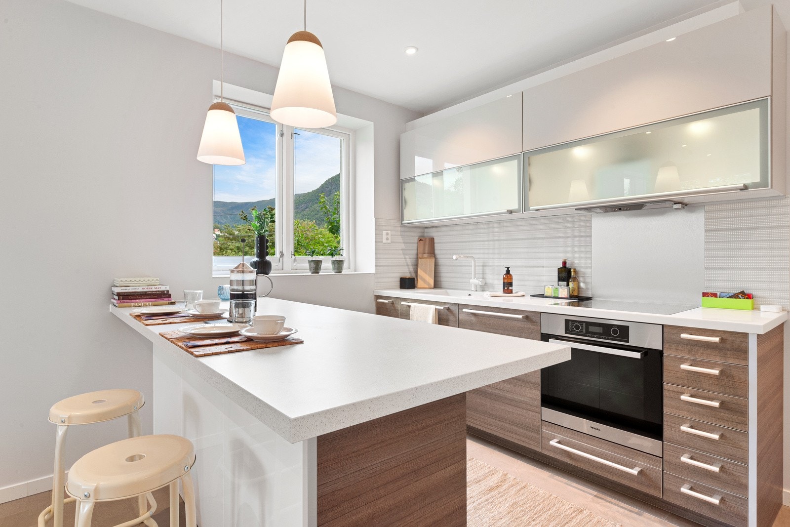 Pent kjøkken fra 2019 med lite/ingen slitasje. Benkeplaten er av kompositt som er et slitesterkt materiale. Galleribilde