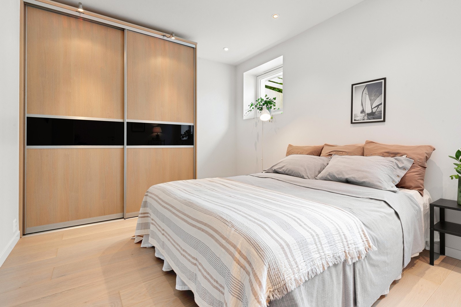 Lyst og tiltalende soverom med masse skapplass! Galleribilde