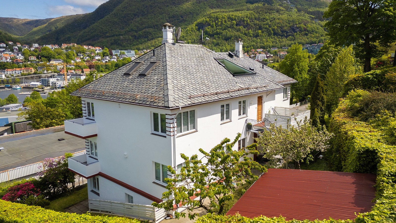Flott murbyg med skifertak på Kronstad Galleribilde