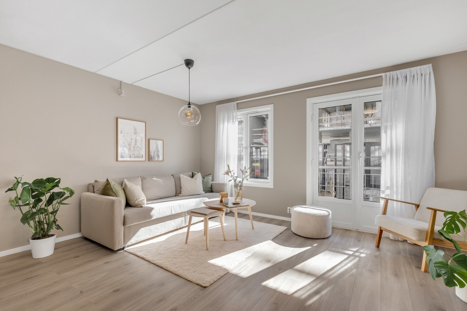 Bygget er fra 2003 og leiligheten ligger fint til i 1.egasje med gjennomgående god standard. Galleribilde