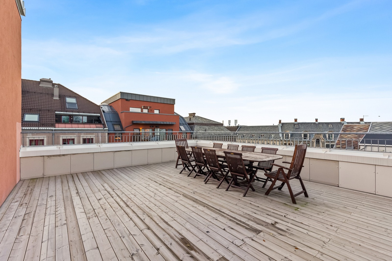 Felles solrik takterrasse. Galleribilde