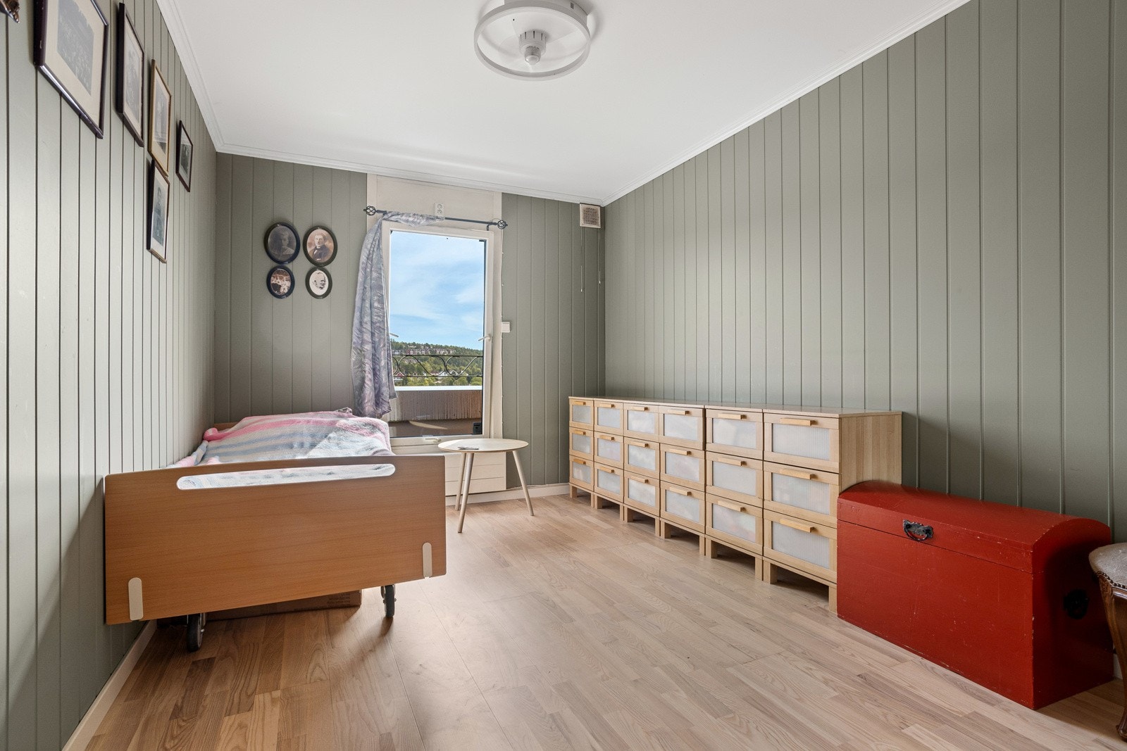 Soverom, med god plass til dobbelseng, nattbord og garderobeløsning. Galleribilde