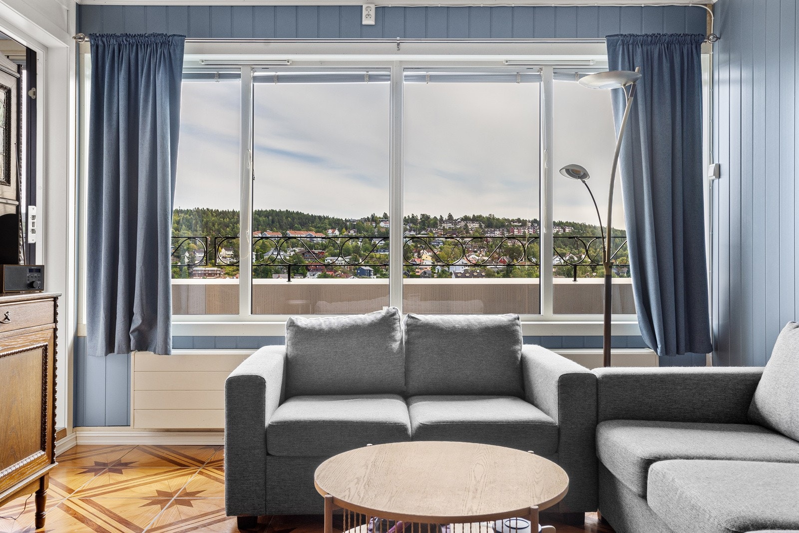 Stuen får mye naturlig lysinnslipp gjennom de store vindusflatene. Direkte ankomst fra stuen til balkongen. Galleribilde