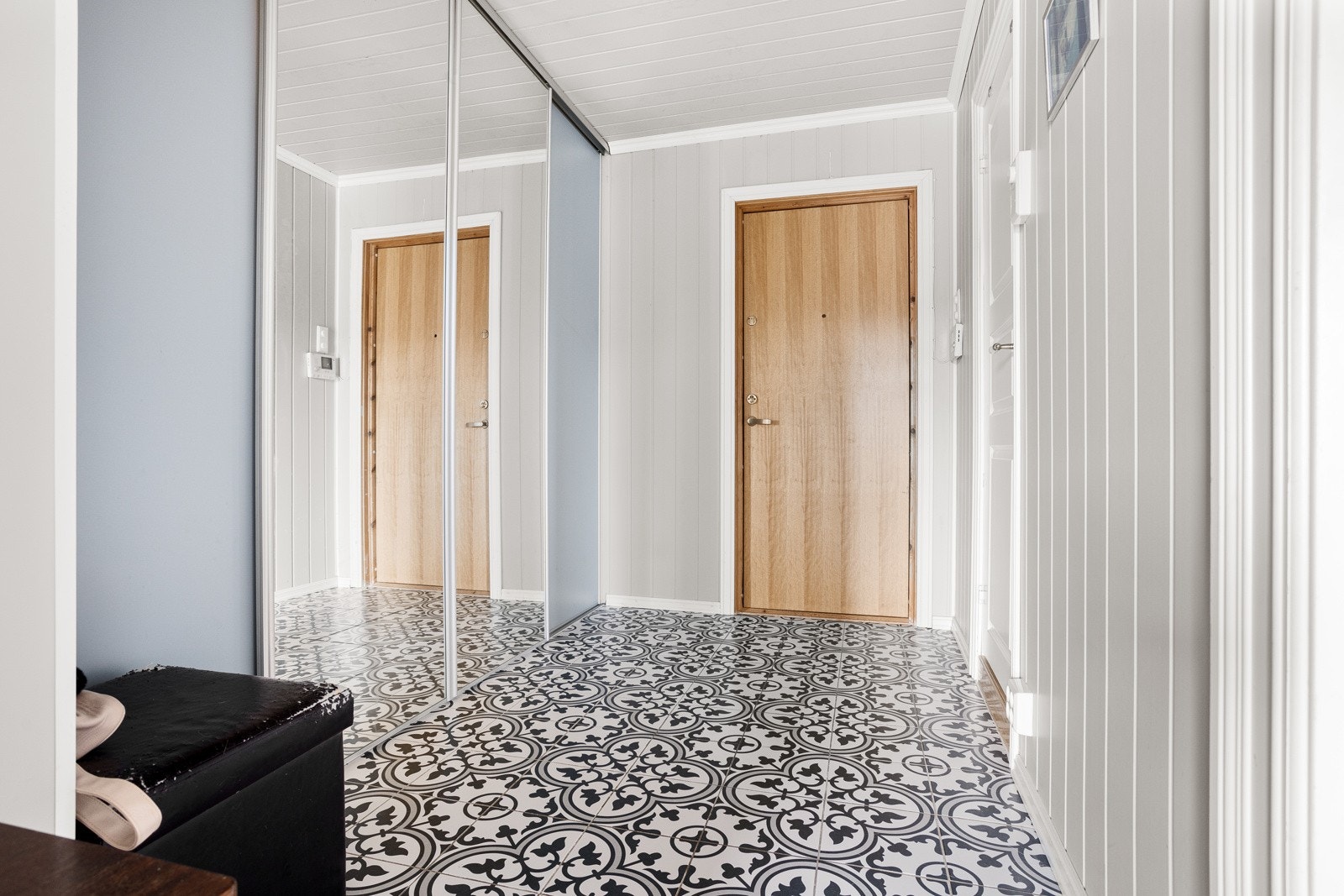 Romslig entré, med garderobeløsning. Galleribilde