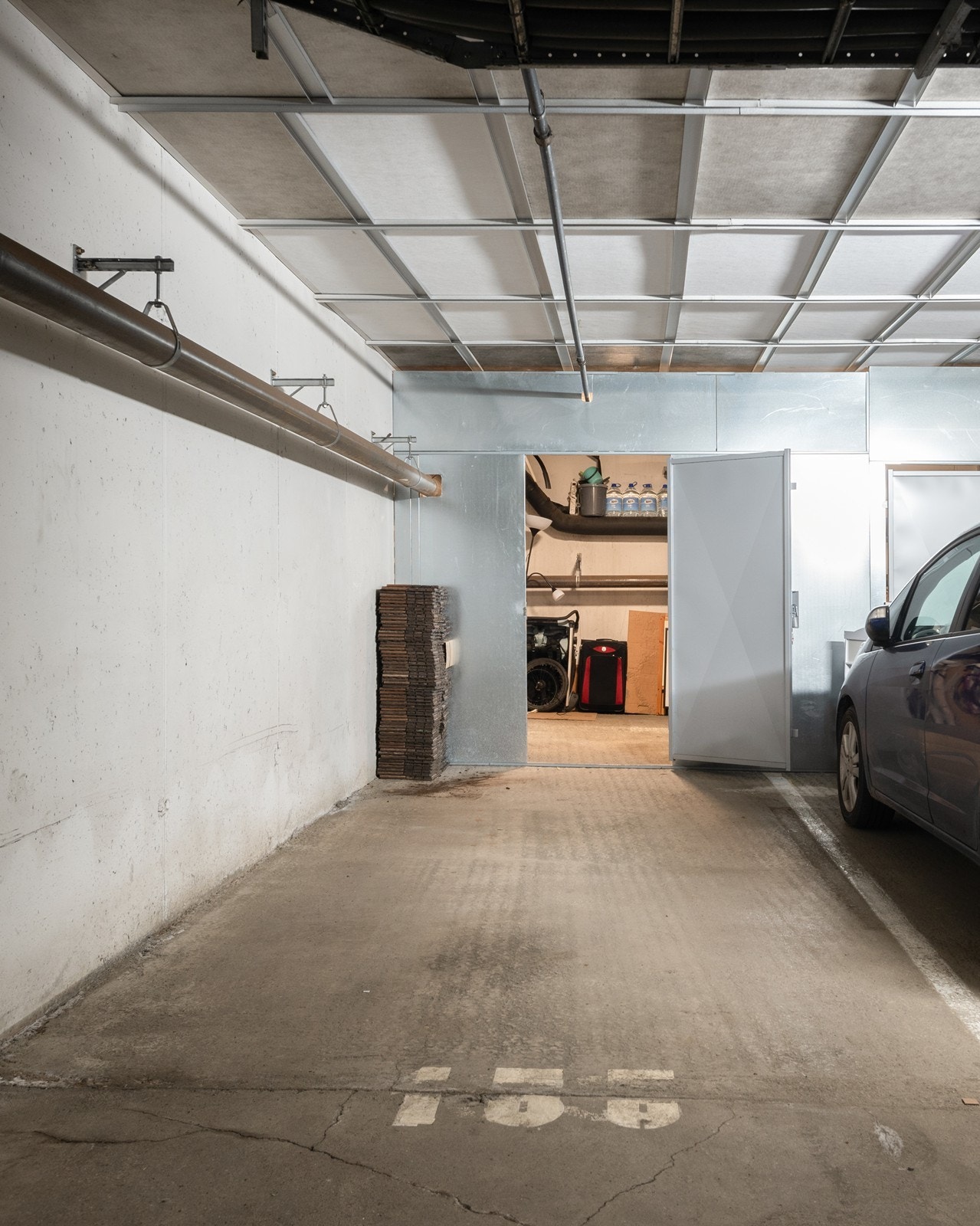 Det følger med en garasjeplass med tilhørende 10 kvm stor bod i bakkant. Plassene er definert som tidsubegrensede leieretter (kr 544,- pr mnd) Galleribilde
