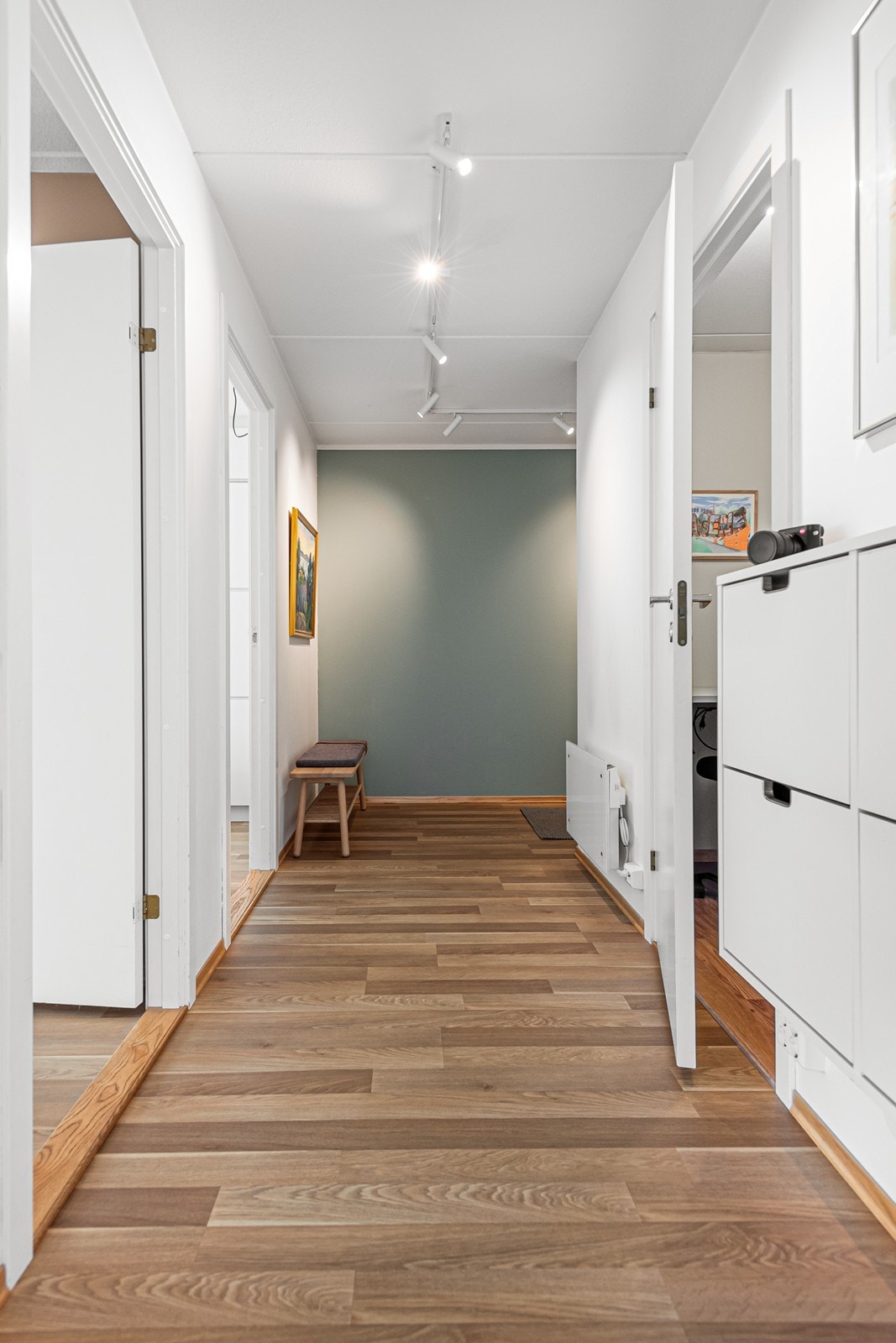 Fra gangen har man adkomst til de to soverommene og en innvendig bod, i dag innredet som hjemmekontor med lagringsplass Galleribilde