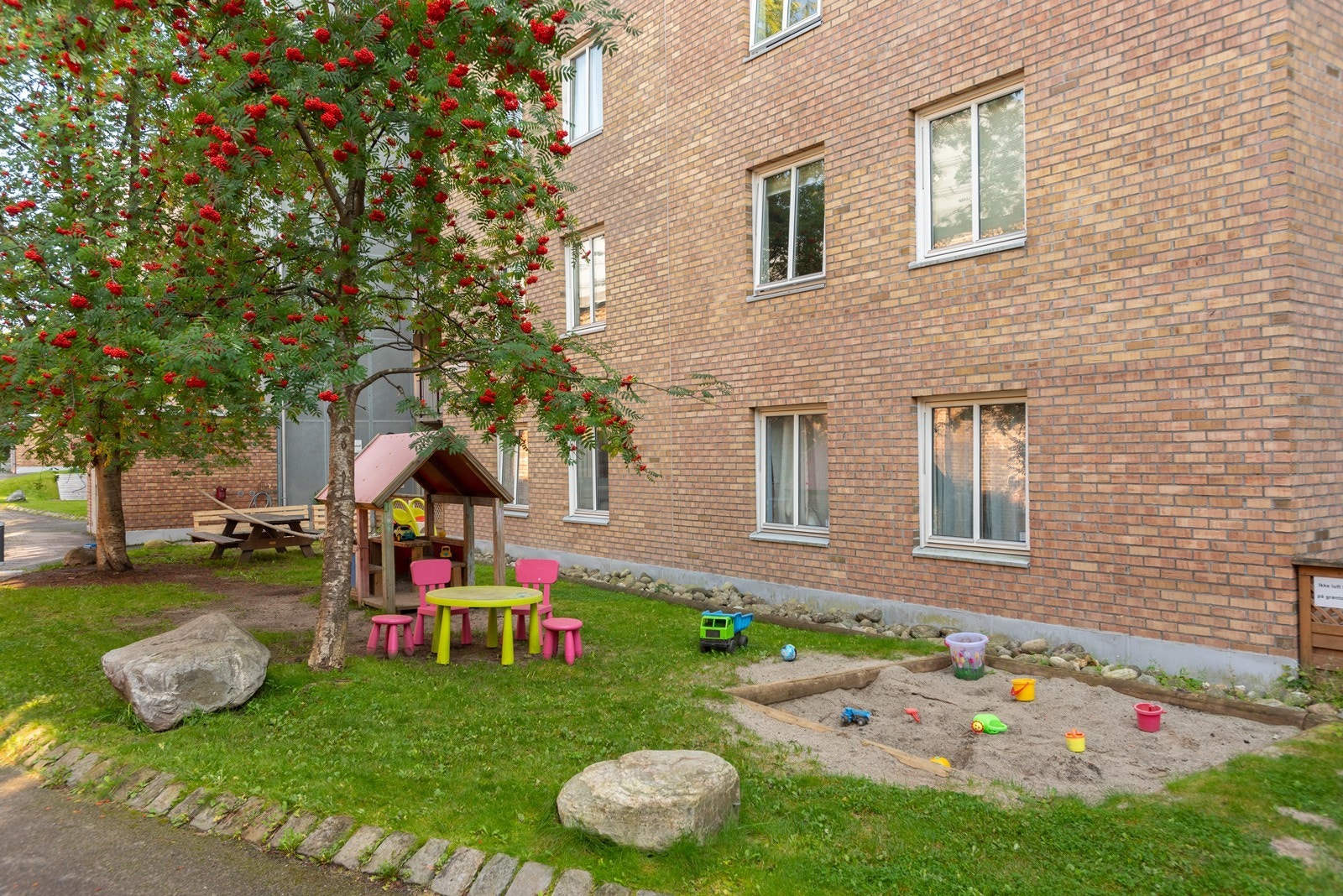 Diverse hyggelige områder i bakgården for store og små Galleribilde