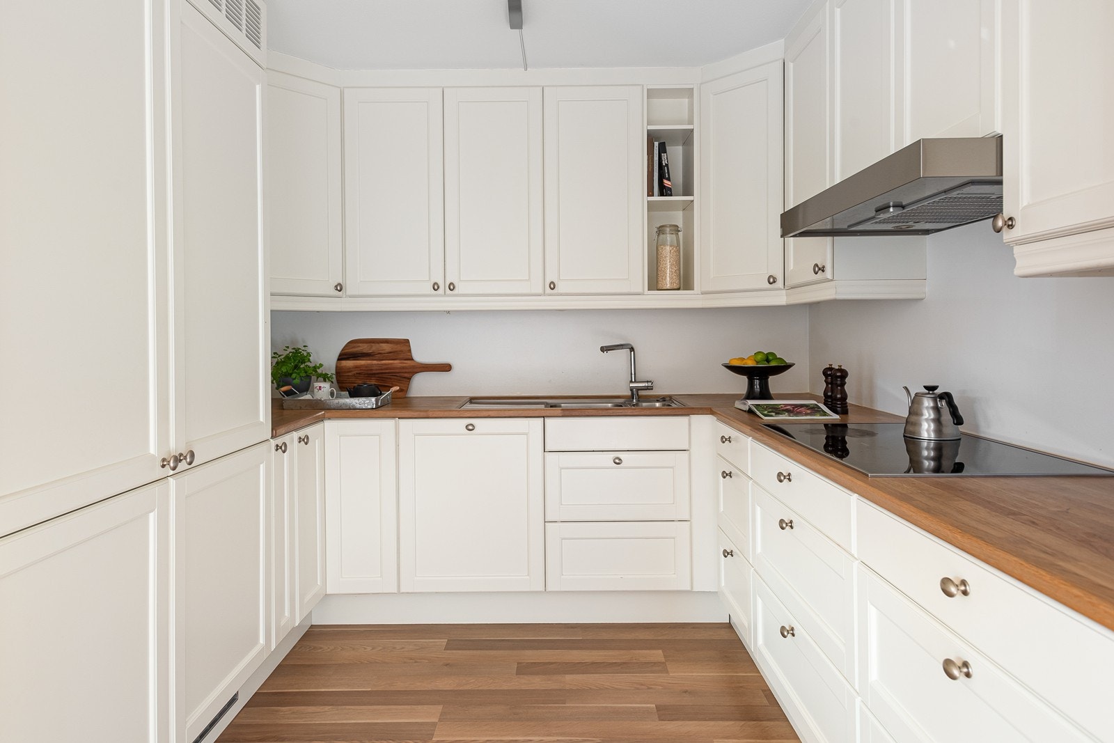 Stor induksjonstopp (80 cm) fra Miele og store, separate, kjøle- og fryseskap fra Siemens og AEG Galleribilde