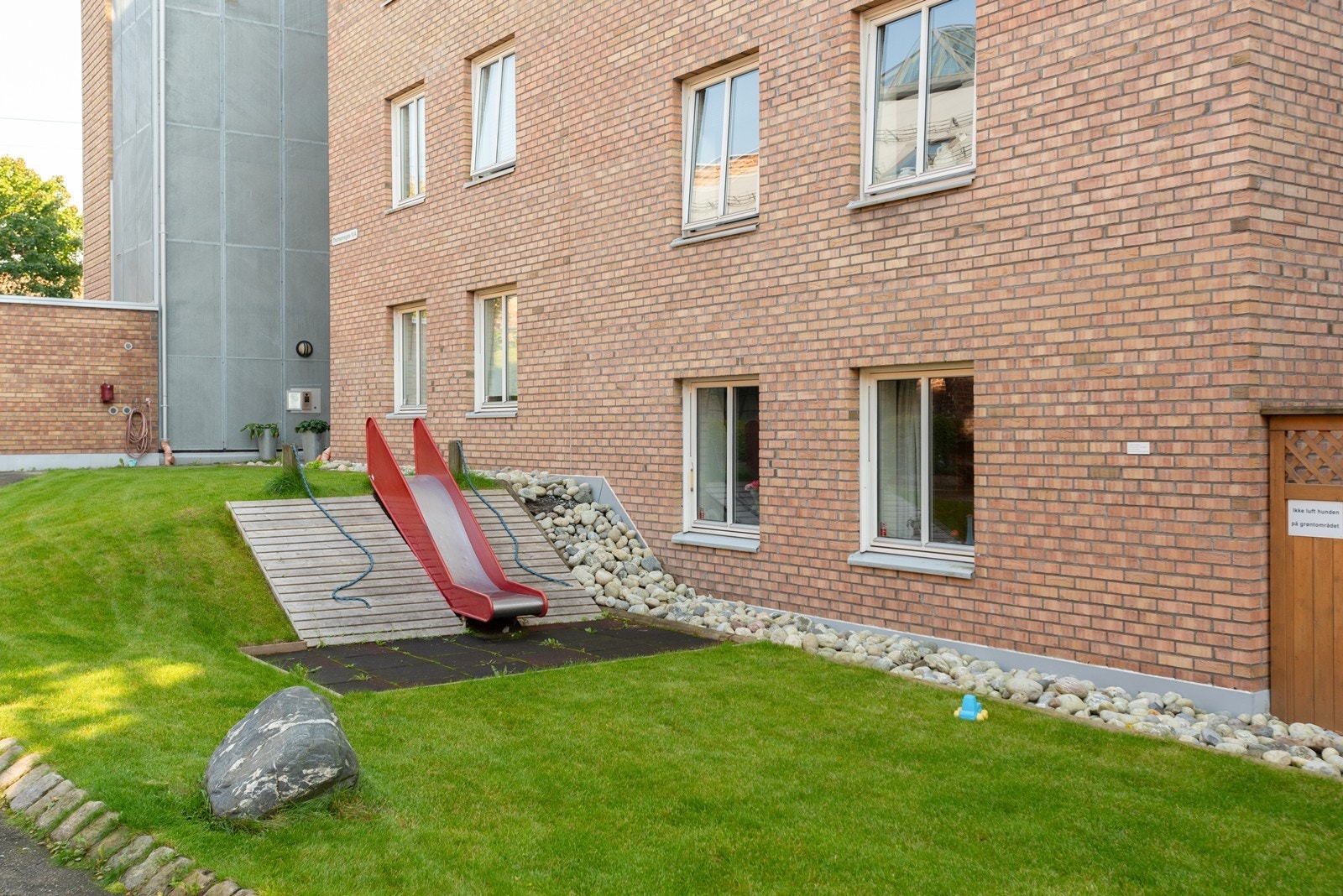 Nylig oppgradert grøntområde med sklie for de minste i bakgården Galleribilde