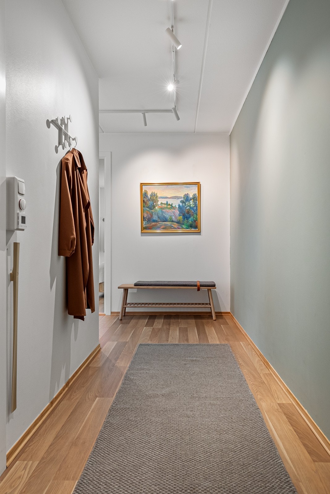 Innbydende og romslig gang Galleribilde