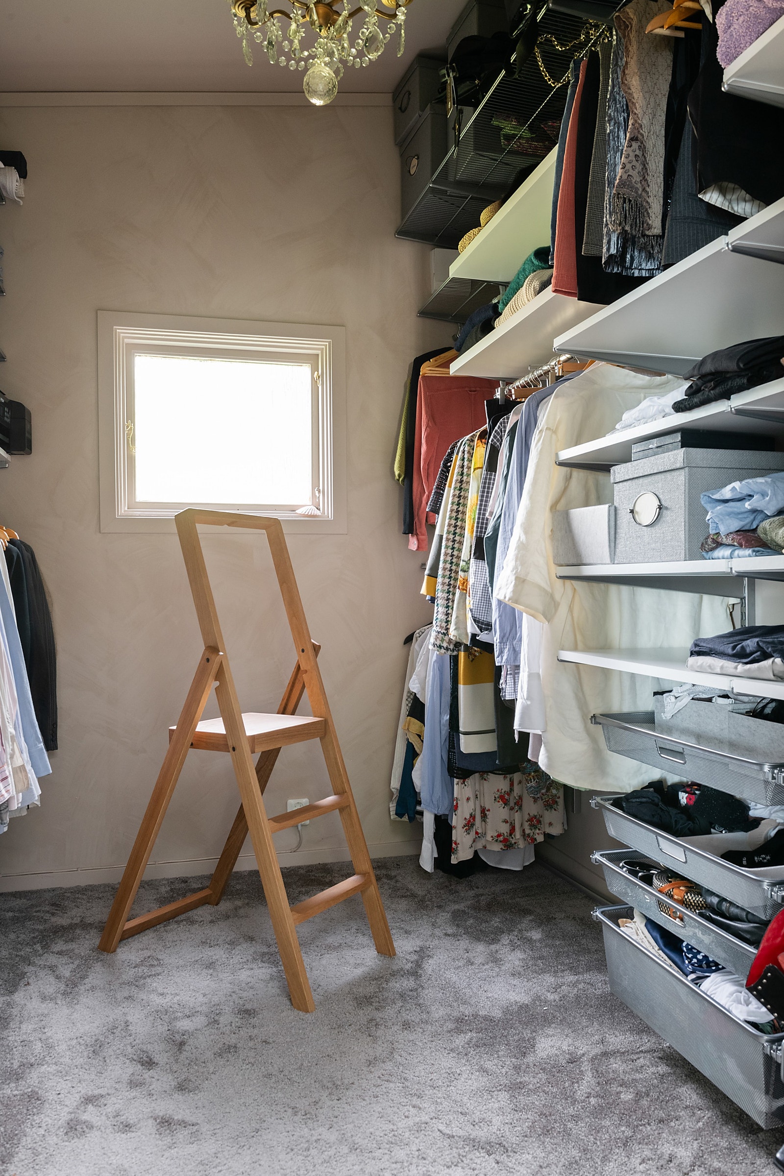 Generös klädkammare med skön heltäckningsmatta Galleribilde