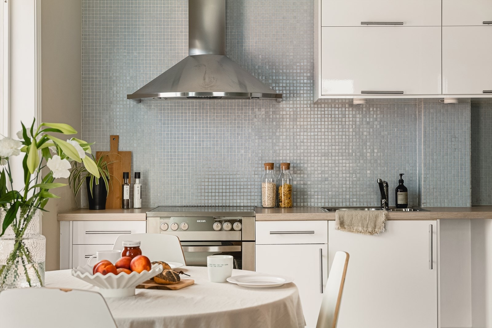 Av innredning har man nedfelt oppvaskkum med ett-greps kjøkkenarmatur, veggehengt ventilator og benkeskapsbelysning med stikkontakter over kjøkkenbenk. Galleribilde