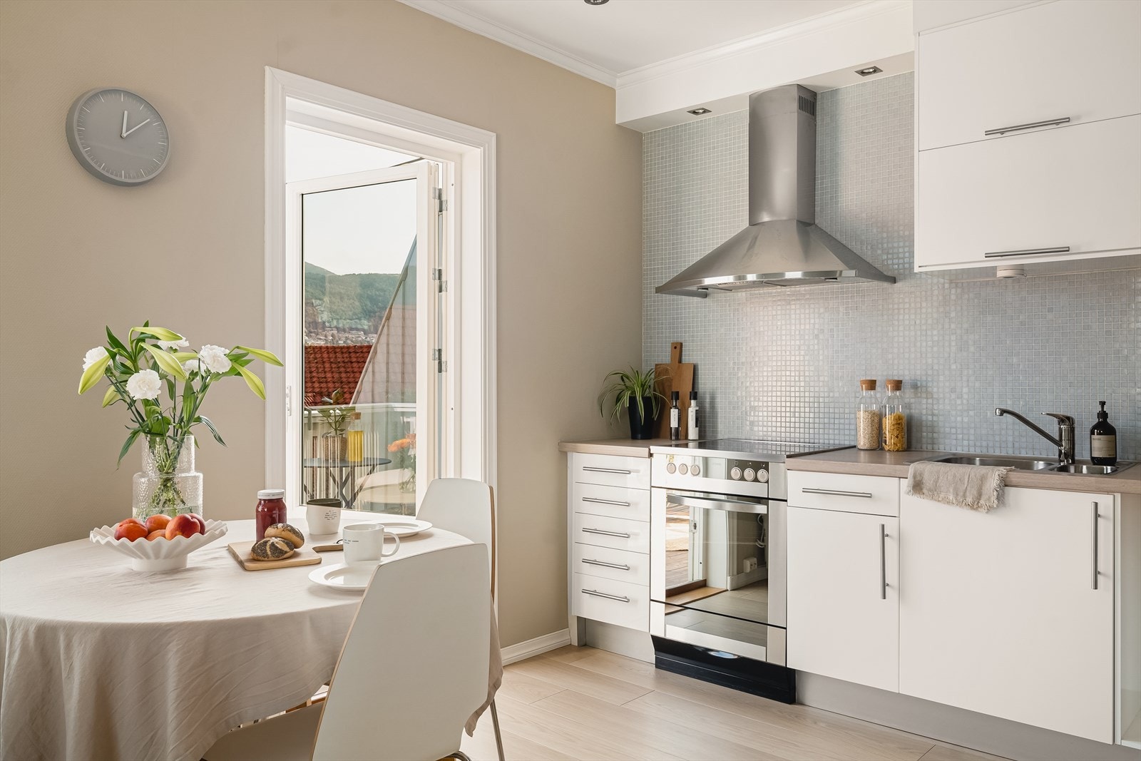 Ved kjøkken er det utgang til privat nordøstvendt balkong. Galleribilde