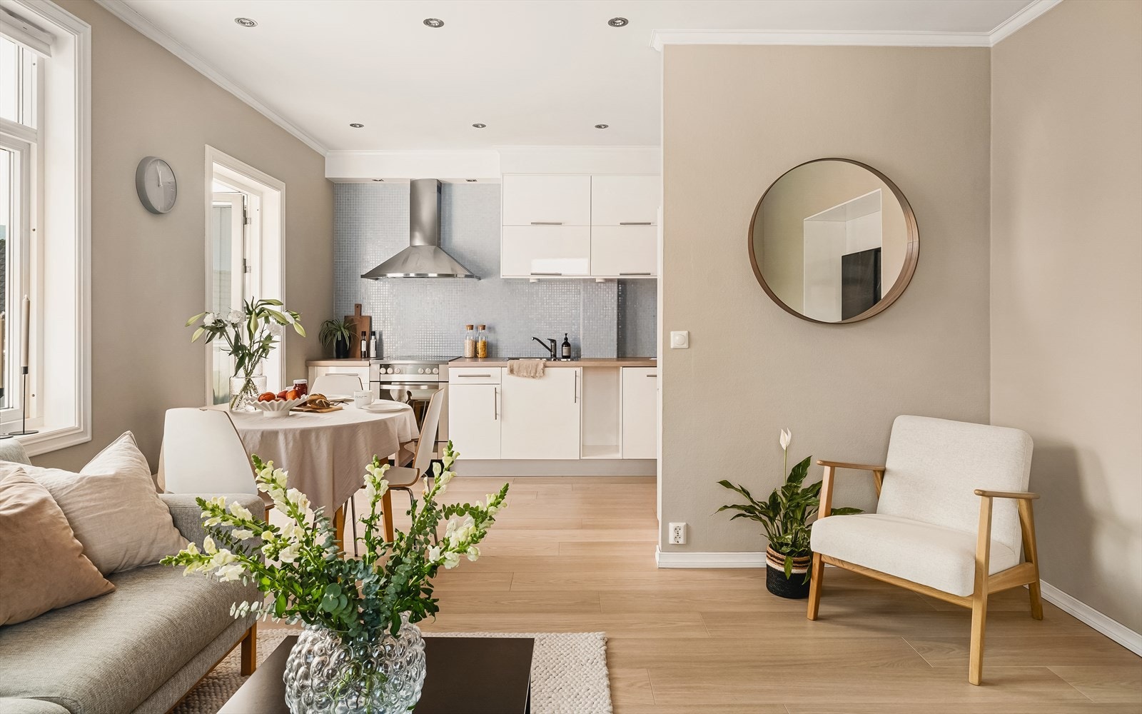 Delvis åpen løsning mellom stue og kjøkken gir også plass til spisegruppe for naturlig adskillelse. Galleribilde