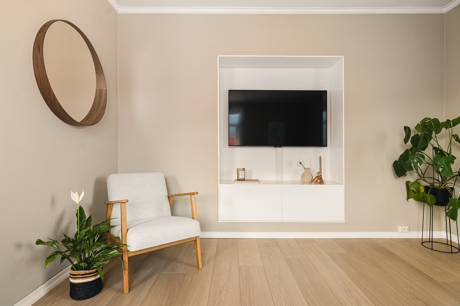 Leiligheten er ellers malt i tidsriktige farger. I stuen er det god plass til å innrede etter eget ønske. Galleribilde