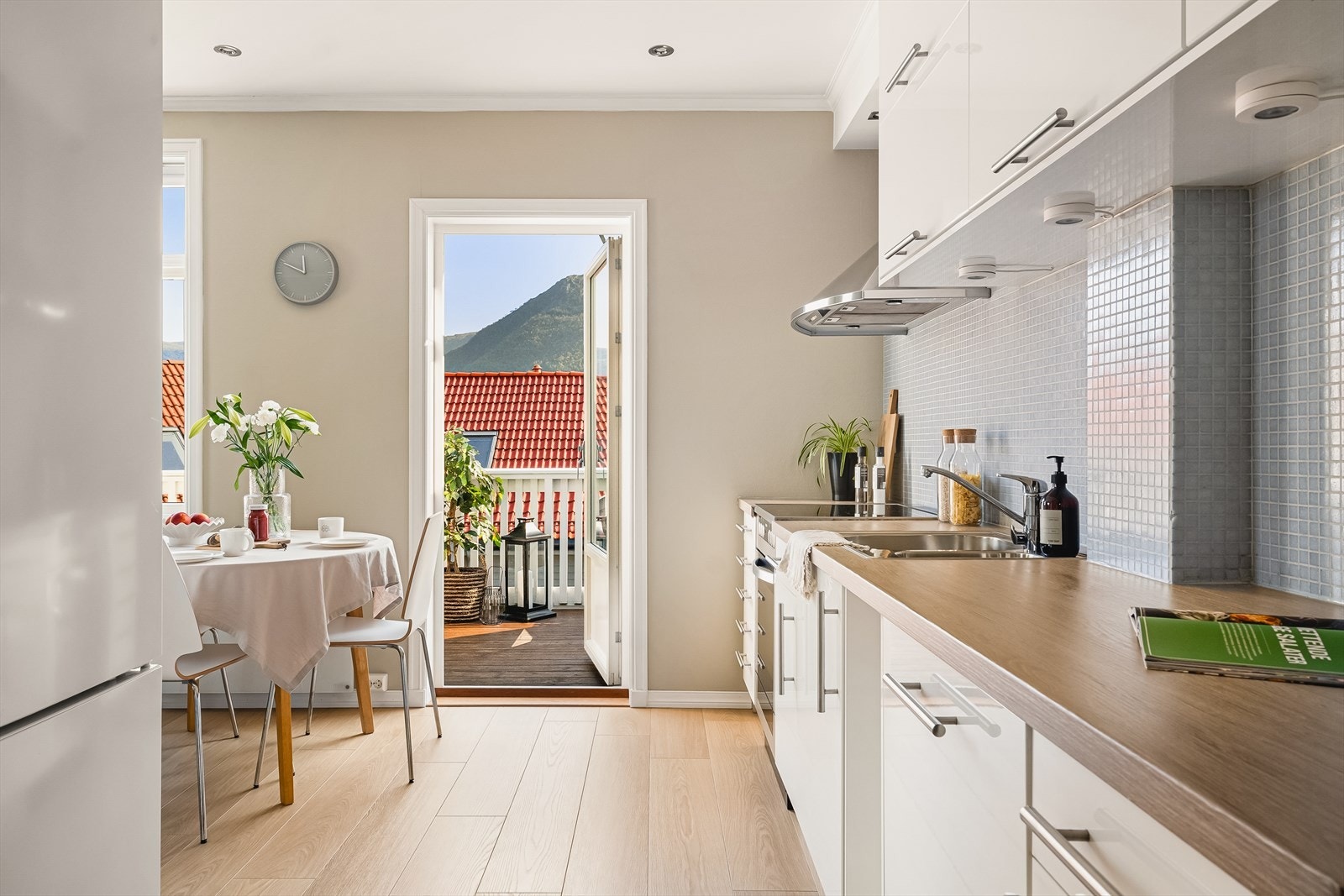 Gulvflater i leiligheten er belagt med ny laminat i 2022. Galleribilde