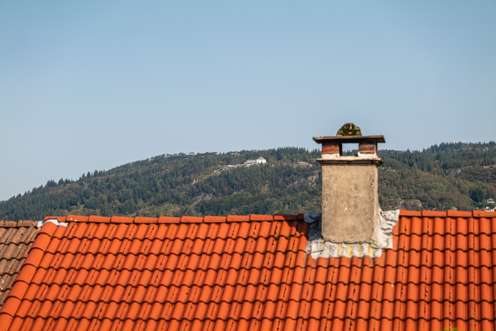Fra balkong er det flott utsikt mot byfjellene. Galleribilde