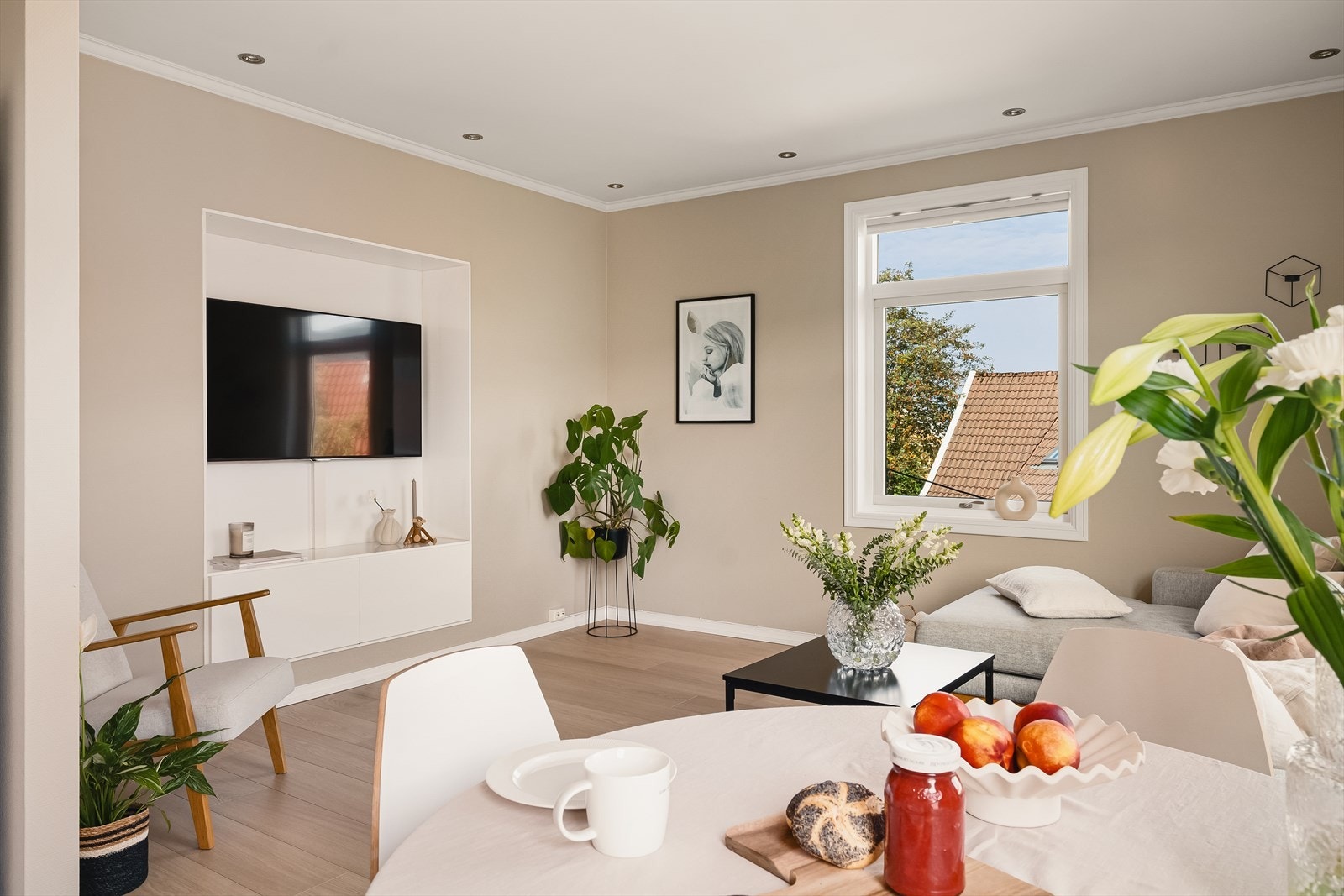 Store vinduer gir rikelig med naturlig lys fra flere sider. Galleribilde