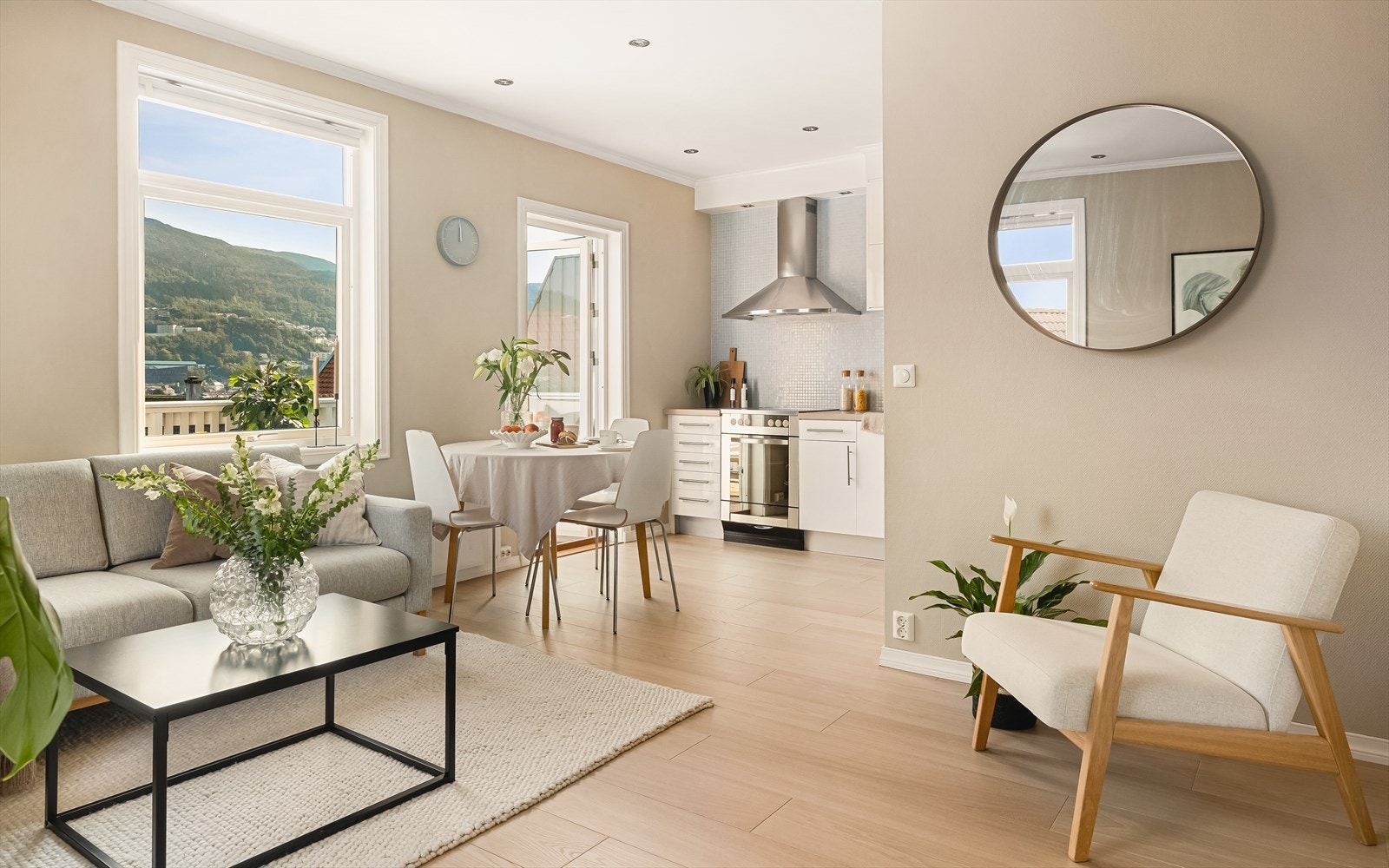 W Eiendomsmegling Bergen ved Benjamin Bødtker og Vaarin Sanden har gleden av å presentere Søndre Skogveien 20. Galleribilde