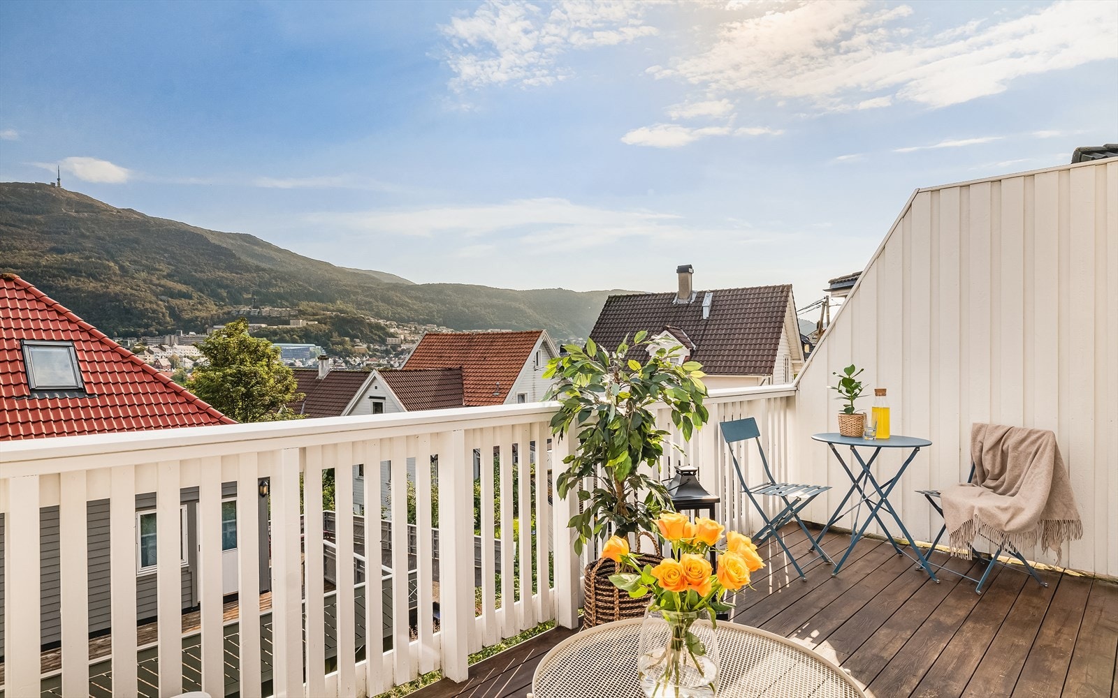 Leiligheten er beliggende i 2. etasje og inneholder entré, bad, soverom, kjøkken og stue. Galleribilde