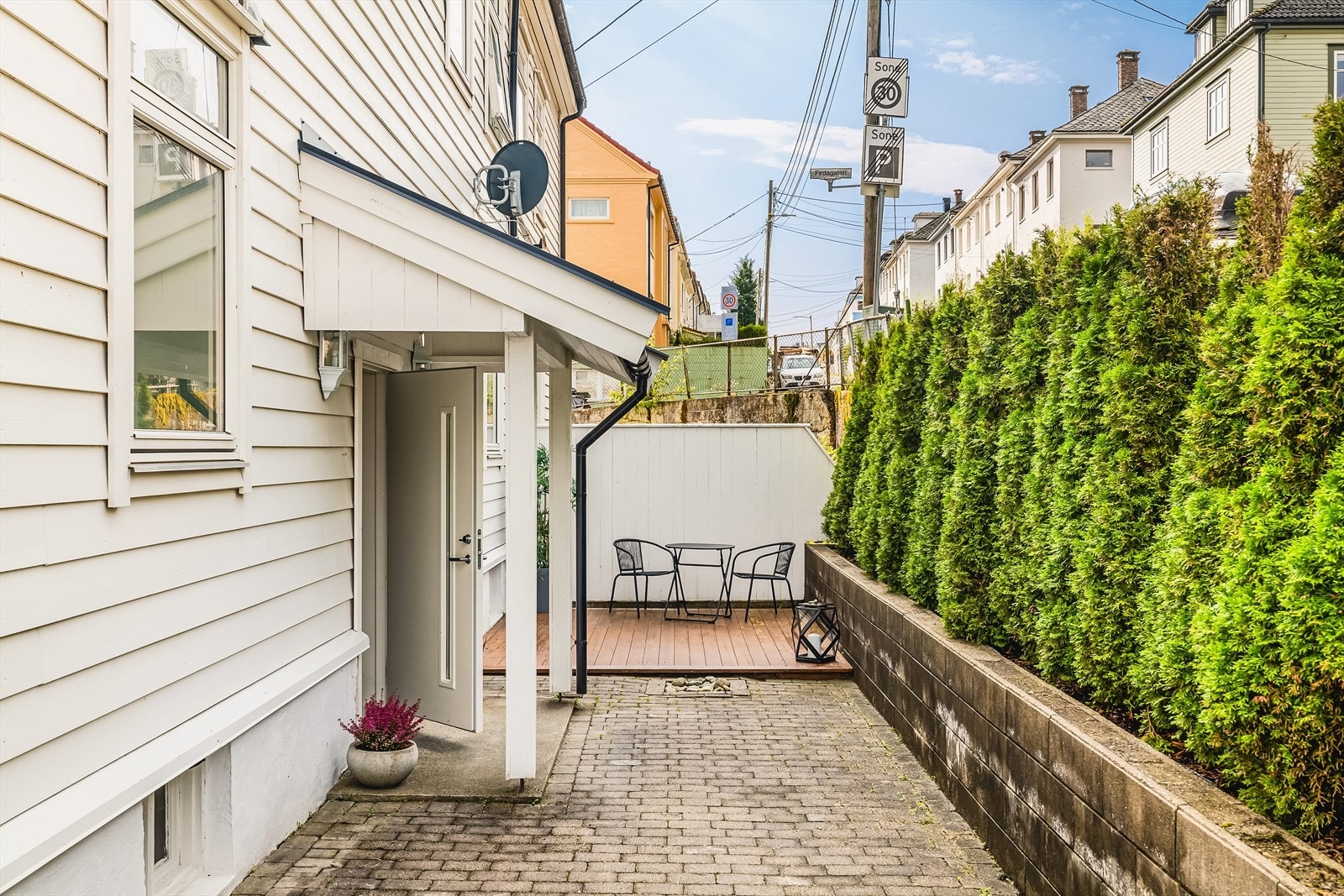 Opparbeidet inngangsparti felles for beboerne. Galleribilde