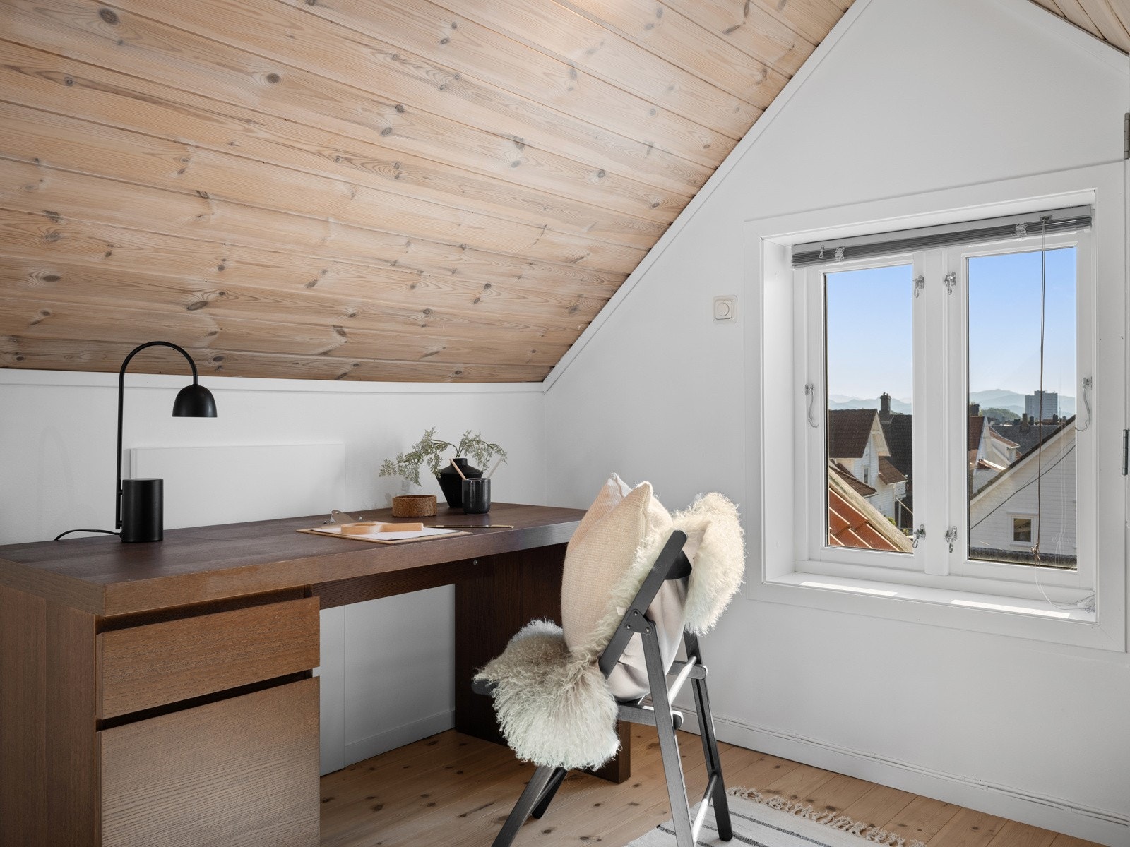 Kontorhjørne ved vinduene Galleribilde