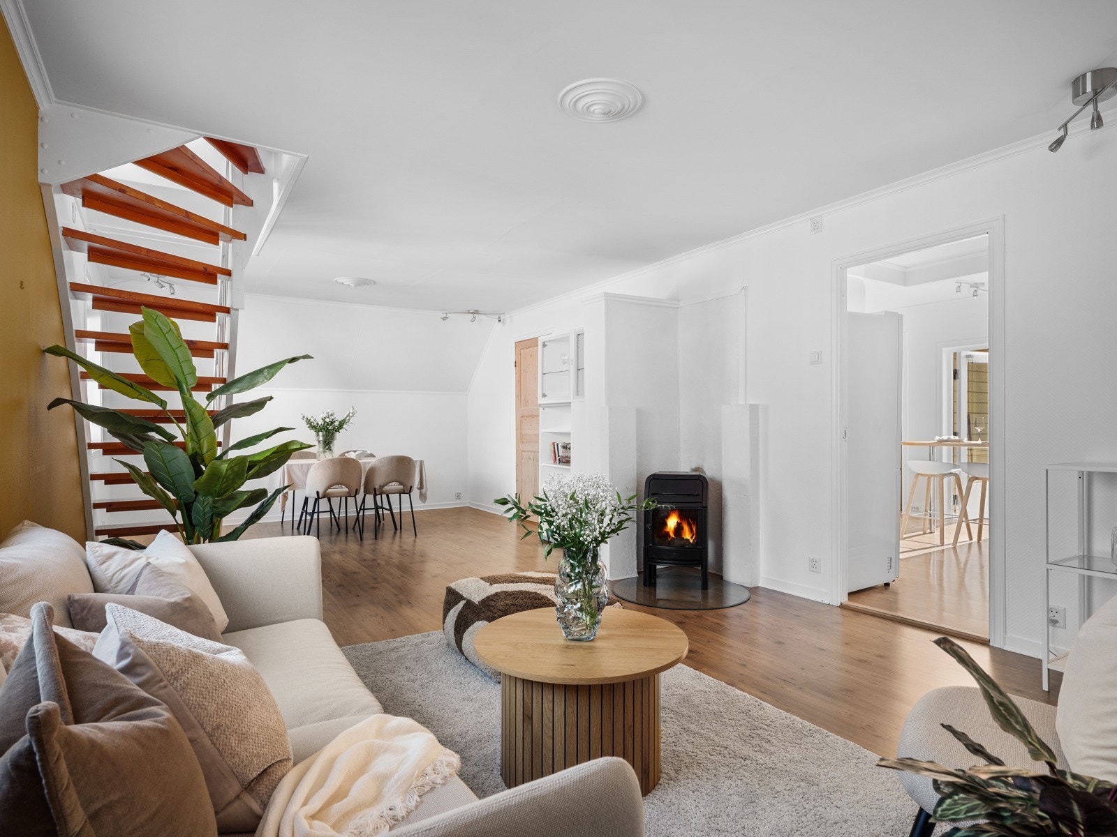 En lys og lekker bolig som går over to etasjer Galleribilde