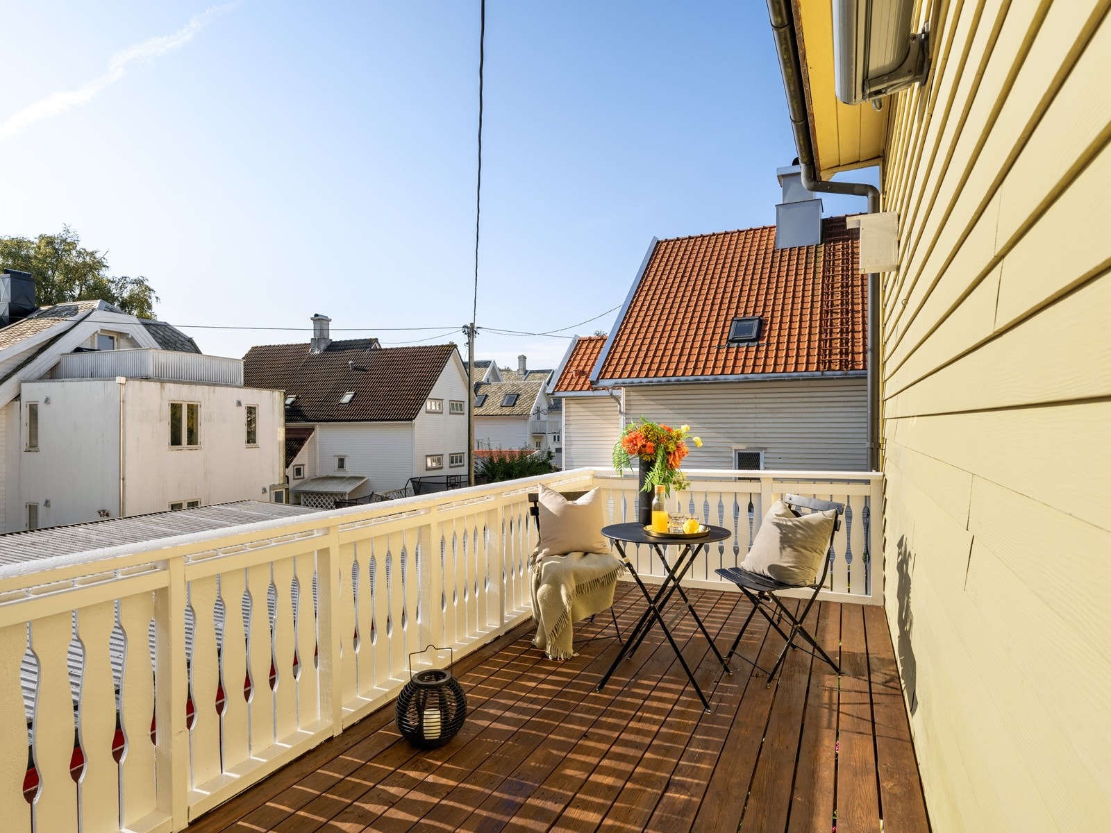 Flott, privat balkong med utsyn over hagen Galleribilde