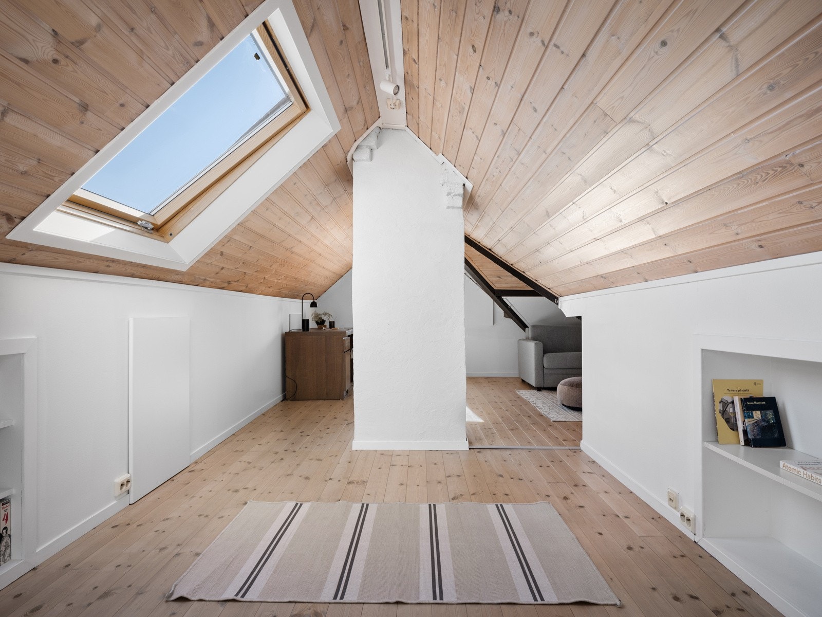 Lagring i knevegg og hyller Galleribilde