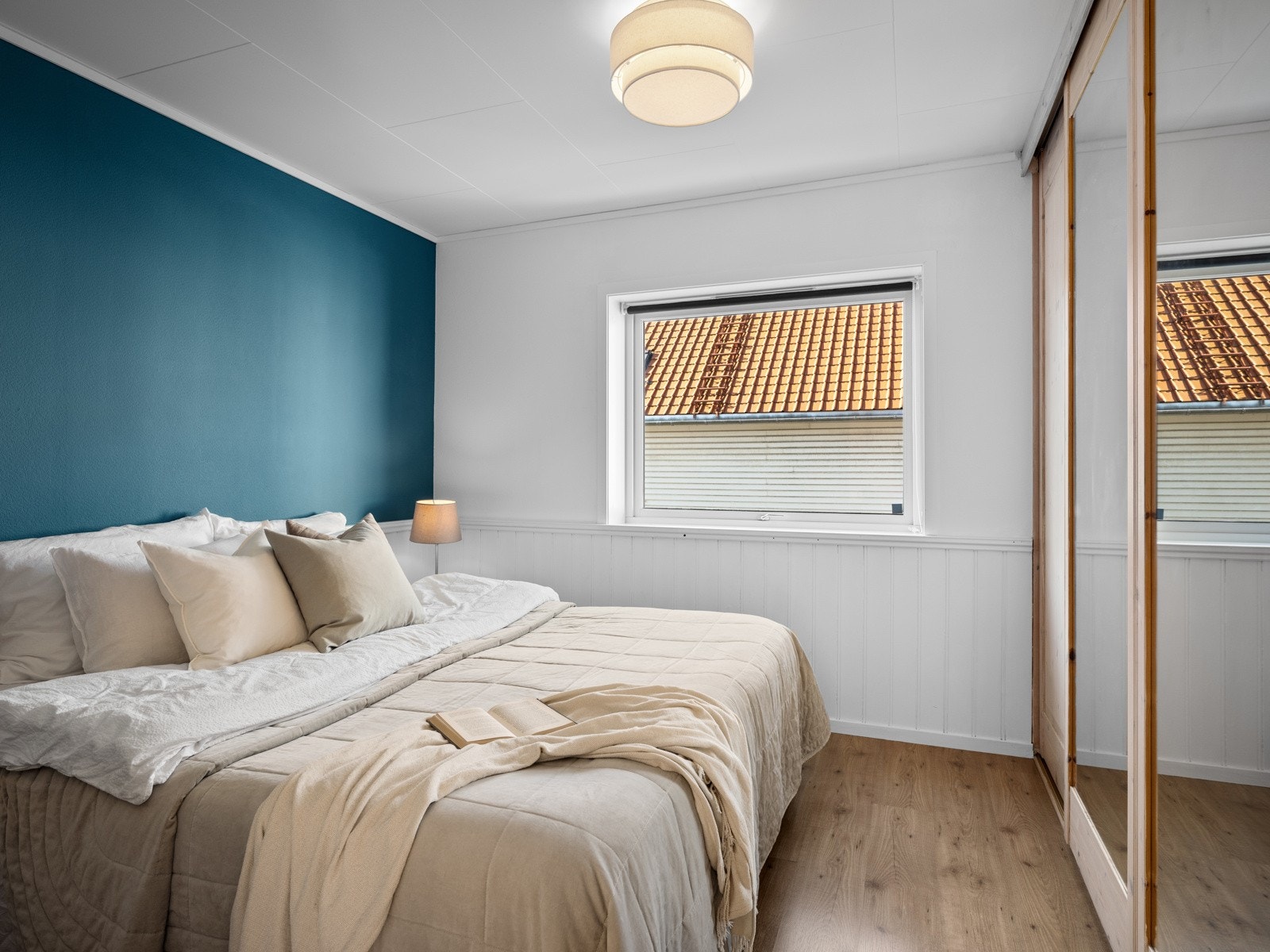 Romslig soverom med stor garderobe Galleribilde