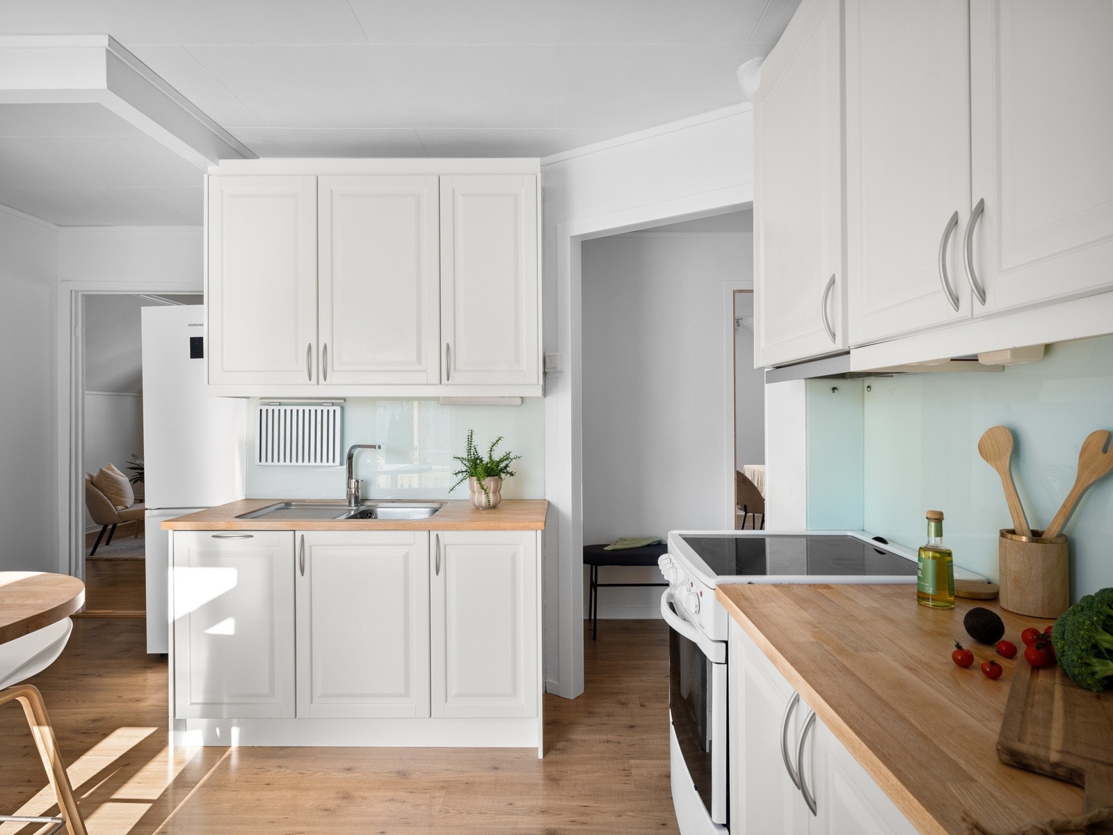 Koselig kjøkken med spiseplass og utgang til balkong Galleribilde